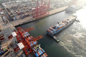 Tàu container tại cảng Liên Vân Cảng, tỉnh Giang Tô, Trung Quốc. (Ảnh: Getty Images)