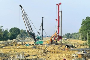 Thi công Dự án cao tốc Diễn Châu - Bãi Vọt. Ảnh: A.M