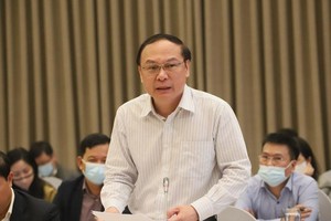 Thứ trưởng Bộ Tài nguyên và Môi trường Lê Công Thành trao đổi tại cuộc họp báo Chính phủ thường kỳ chiều tối 4/4 (Ảnh: HNM)