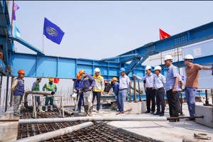 Đổ bê tông mối nối cuối cùng tại nhịp chính cầu núi Đọ trên cao tốc Mai Sơn - Quôc lộ 45, vượt tiến độ 21 ngày.