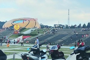 Du khách vui chơi cạnh hồ Xuân Hương, Đà Lạt, tỉnh Lâm Đồng.