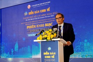 Ông Alfonso Garcia Mora, Phó chủ tịch IFC Phụ trách Khu vực châu Á - Thái Bình Dương phát biểu tại Diễn đàn Kinh tế TP.HCM. Ảnh: Lê Toàn