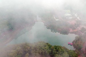 Đoàn công tác của Sở Du lịch Hà Nội khảo sát thác Pa Sỹ. (Ảnh: Hồ Hạ)