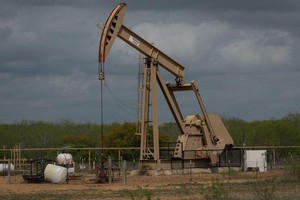 Một điểm khai thác dầu mỏ ở thành phố Cotulla, bang Texas, Mỹ. Ảnh: AFP