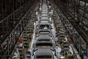 Sản lượng ô tô toàn cầu ước giảm 2,6 triệu xe trong hai năm 2022 và 2023 vì xung đột Nga - Ukraine. Ảnh: AFP