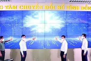 Lãnh đạo tỉnh Đồng Tháp ấn nút khởi động khai trương Trung tâm