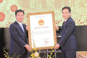 Ông Triệu Thế Hùng, Chủ tịch UBND tỉnh Hải Dương trao quyết định phê duyệt điều chỉnh quy hoạch cho UBND TP Chí Linh. Ảnh: TH