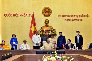 Chủ tịch Hạ viện Cộng hoà Ấn Độ Om Birla thăm phòng họp Tân Trào (Nhà Quốc hội).