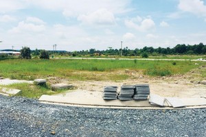 Nhiều nơi hạ tầng còn chưa hoàn thiện. Ảnh: Việt Dũng