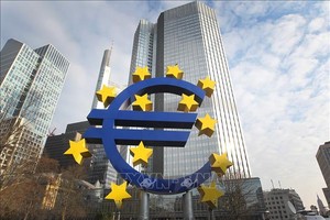 Biểu tượng đồng euro tại Frankfurt, Đức. Ảnh: AFP/TTXVN