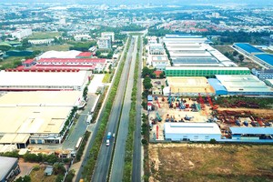 Nhiều khu công nghiệp, dự án nhà ở mọc lên dọc các tuyến đường huyết mạch của Bình Dương. Ảnh: Lê Toàn