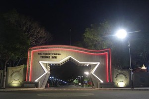 Cổng chính Nghĩa trang Liệt sĩ Quốc gia Trường Sơn đã được nâng cấp, trang trí bằng hệ thống chiếu sáng hiện đại, mỹ thuật (Ảnh: K.T)