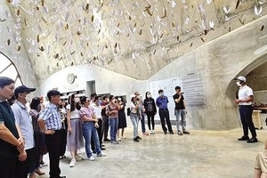 Du khách tham quan Bảo tàng Thế giới cà-phê Đăk Lăk. Ảnh: Hồ Hạ