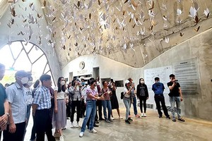 Du khách tham quan Bảo tàng thế giới cà phê, tại Đăk Lăk. (Ảnh Hồ Hạ)