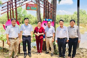 Chủ tịch UBND tỉnh Đồng Tháp Phạm Thiện Nghĩa (thứ hai từ trái qua) khảo sát Làng sen Gò Tháp tại huyện Tháp Mười, chuẩn bị cho Lễ hội Sen Đồng Tháp lần I - năm 2022