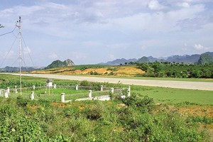 Đường cất hạ cánh bằng ván thép không sử dụng từ nhiều năm nay tại sân bay Nà Sản.