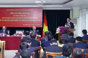 Chủ tịch Quốc hội Vương Đình Huệ phát biểu tại cuộc gặp cộng đồng doanh nghiệp Việt Nam tại Lào