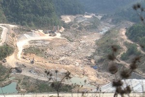 Chân đập hồ thủy điện Thượng Kon Tum. Ảnh: P.V