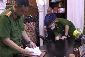 Cảnh sát khám xét nơi ở và làm việc của Châu Minh Sơn.