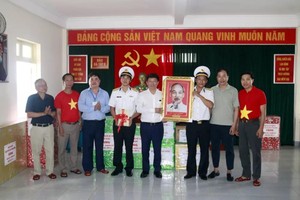 Đoàn công tác Ban Tuyên giáo Trung ương thăm, tặng quà quân dân đảo Trường Sa