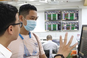 Các nhà đầu tư ngoại đang miệt mài mua vào các cổ phiếu ngân hàng còn room