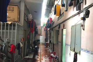 Ẩm thấp, bốc mùi là thực trạng đang diễn ra tại nhiều khu nhà trọ công nhân hiện nay.