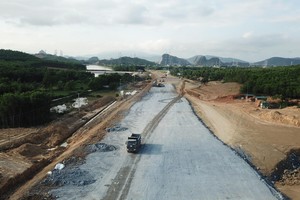 Thi công cao tốc Bắc - Nam đoạn Mai Sơn - Quốc lộ 45.