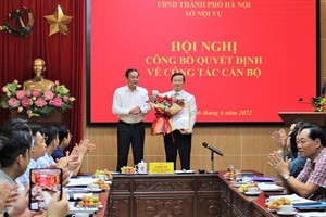 Phó Chủ tịch Thường trực UBND Thành phố Hà Nội Lê Hồng Sơn trao Quyết định và chúc mừng ông Mai Xuân Trường, chiều 6/6.