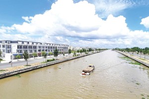 Phát triển đô thị là một trong những trụ cột được Hậu Giang tập trung thu hút đầu tư. Trong ảnh: Khu đô thị mới hình thành trên bờ kênh xáng Xà No (TP. Vị Thanh, Hậu Giang)