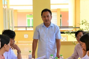 Ông Hồ Quốc Hương (đứng) bị cách hết chức vụ trong Đảng. Ảnh: Tỉnh uỷ Quảng Trị.