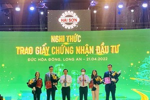 Ông Nguyễn Văn Được, Bí thư Tỉnh ủy Long An (thứ 3 từ phải sang) và ông Nguyễn Văn Út, Chủ tịch UBND tỉnh Long An (thứ 3 từ trái sang) trao giấy chứng nhận đăng ký đầu tư cho các doanh nghiệp đầu tư vào khu công nghiệp