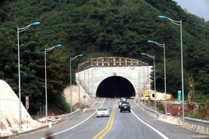 Hầm xuyên núi dài 530m trên tuyến cao tốc Nội Bài-Lào Cai, tại địa phận giáp ranh giữa Yên Bái và Lào Cai. (Ảnh: Huy Hùng/TTXVN)