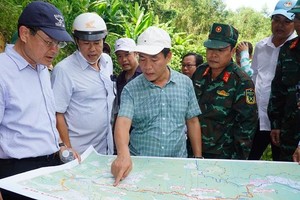 Chủ tịch UBND Thừa Thiên Huế Nguyễn Văn Phương khảo sát tuyến đường nối Nam Đông lên huyện A Lưới - Ảnh: H.B