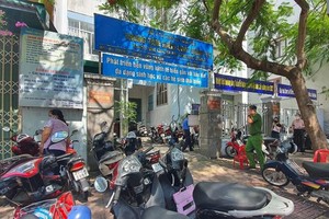 Cơ quan công an khám xét CDC Khánh Hòa sáng ngày 17/6. Ảnh: Trần Hải