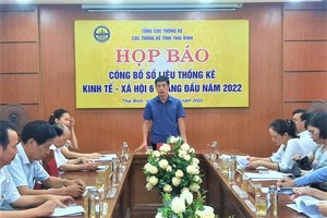 Ông Tăng Bá Phúc, Cục trưởng Cục Thống kê Thái Bình thông tin tại buổi họp báo