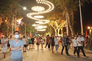 Du khách trải nghiệm tại phố đi bộ Thành cổ Sơn Tây. Ảnh: Phương Linh