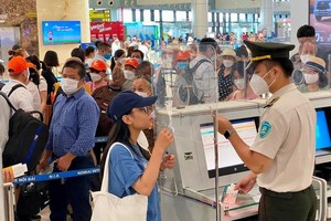 Sân bay Nội Bài: Hàng trăm khách vướng giấy tờ tùy thân khi bay