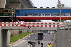 Bộ GTVT đề nghị UBND tỉnh Quảng Trị chỉ đạo nghiên cứu phương án xây dựng nút giao khác mức (cầu vượt, hầm chui) giữa đường bộ đô thị với tuyến đường sắt quốc gia. (Ảnh minh họa)