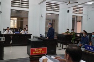 Bị cáo Nguyễn Việt Hùng, nguyên là Giám đốc Công ty TNHH Thiên Nhân II, chủ đầu tư Dự án Khu biệt thự cao cấp Ocean View Nha Trang) tại phiên tòa. Ảnh: T.X