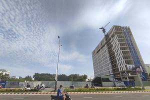 Nằm ngay 2 mặt tiền đường, nhưng nhiều năm qua khu đất vẫn được quây tôn kín. Ảnh: N.T