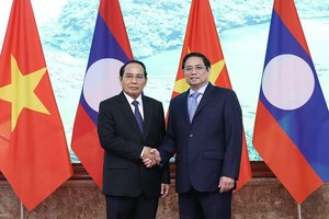 Thủ tướng Phạm Minh Chính nhiệt liệt chào mừng đồng chí Bounthong Chitmany sang thăm chính thức Việt Nam. (Ảnh: Nhật Bắc)