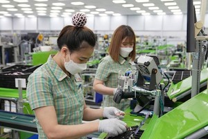 Nhân viên Samsung tại dây chuyền sản xuất