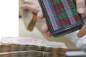 Nhiều ngân hàng ghi nhận hoạt động đầu tư, kinh doanh chứng khoán sụt giảm mạnh trong 2 quý đầu năm. Ảnh: Dũng Minh