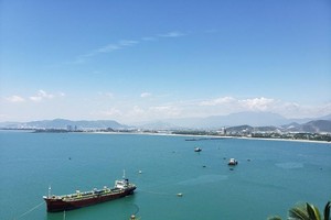 Cảng Liên Chiểu hứa hẹn sẽ trở thành "tọa độ" phát triển kinh tế động lực của Đà Nẵng trong thời gian đến, cũng như kết nối các cảng Chân Mây (Thừa Thiên Huế), Tiên Sa (Đà Nẵng) trở thành "con đường" vận tải biển quốc tế. Ảnh: Nhiệt Băng