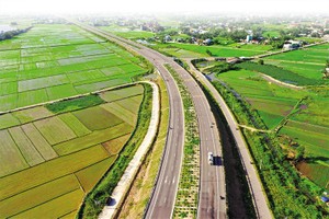 Quốc lộ 19 được đánh giá là giao thông huyết mạch kết nối Tây Nguyên với đồng bằng. Ảnh: Nguyễn Dũng