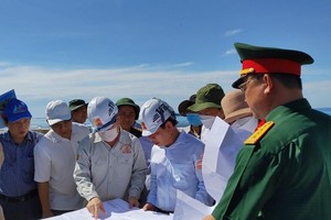 Ông Đặng Văn Minh, Chủ tịch UBND tỉnh Quảng Ngãi cùng đoàn công tác kiểm tra Dự án Đường cơ động phía Đông Nam đảo Lý Sơn. Ảnh: Thanh Chung