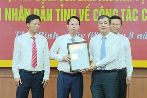 Bí thư Tỉnh ủy Thái Bình Ngô Đông Hải trao quyết định của Ban Thường vụ Tỉnh ủy cho tân Bí thư huyện Tiền Hải Nguyễn Xuân Khánh