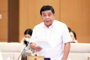Bộ trưởng Bộ Kế hoạch và Đầu tư Nguyễn Chí Dũng báo cáo tại phiên họp.