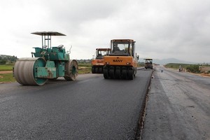 Thảm thử bê tông nhựa tại Dự án cao tốc Bắc - Nam, đoạn Mai Sơn - Quốc lộ 45.