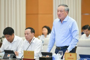 Chánh án Tòa án nhân dân Tối cao Nguyễn Hoà Bình phát biểu tại phiên họp.